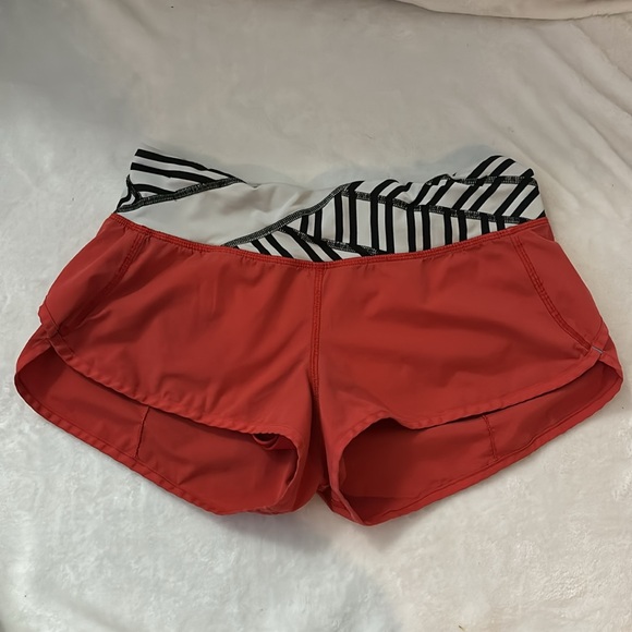 Lululemon, fit like a 4 - Picture 2 of 2